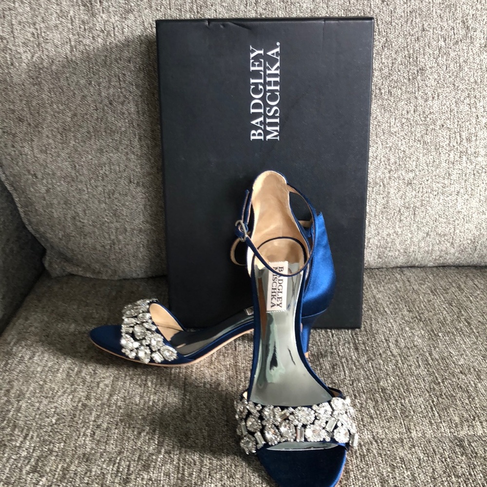 NWOT Badgley Mischka navy satin pumps size 6.5